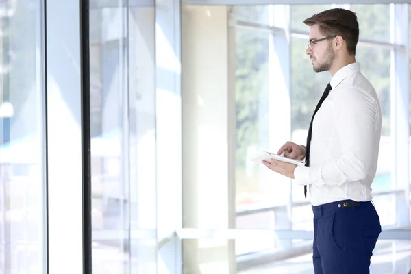 Beau jeune avocat avec tablette à l'immeuble de bureaux — Photo