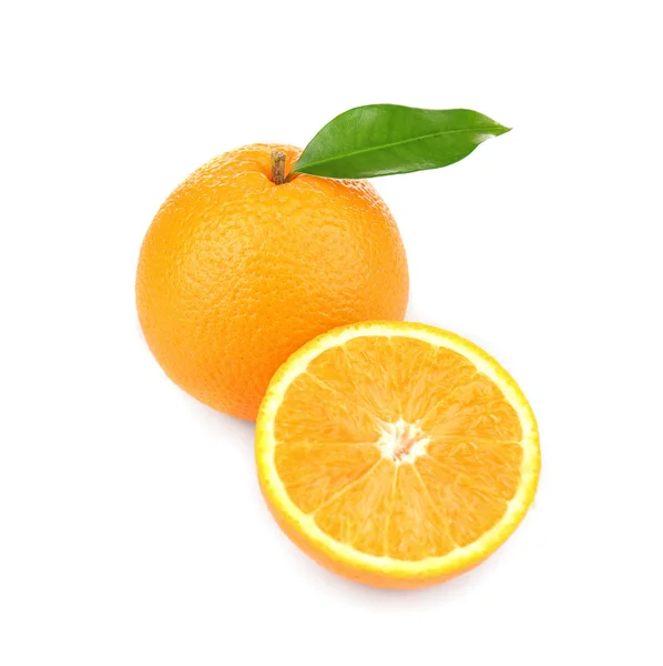 Orangenfrucht mit Scheibe, isoliert auf weiß — Stockfoto