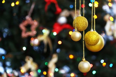 Bulanık Noel ağacı arka plan, closeup güzel topları