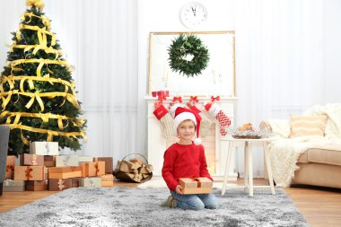 Noel Baba şapkalı küçük çocuk
