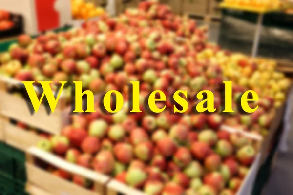 Konsep grosir. Kotak dengan apel di supermarket — Stok Foto