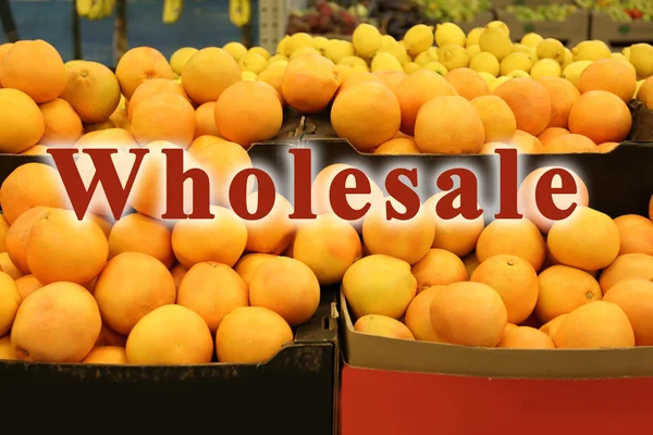 Konsep grosir. Kotak dengan jeruk di supermarket — Stok Foto