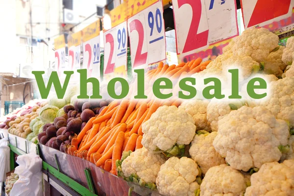 Concepto mayorista. Puestos de verduras en el mercado — Foto de Stock