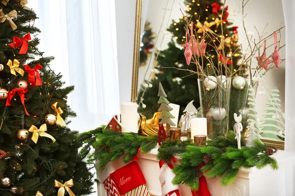 Елка и камин с рождественским декором, вид спереди — стоковое фото