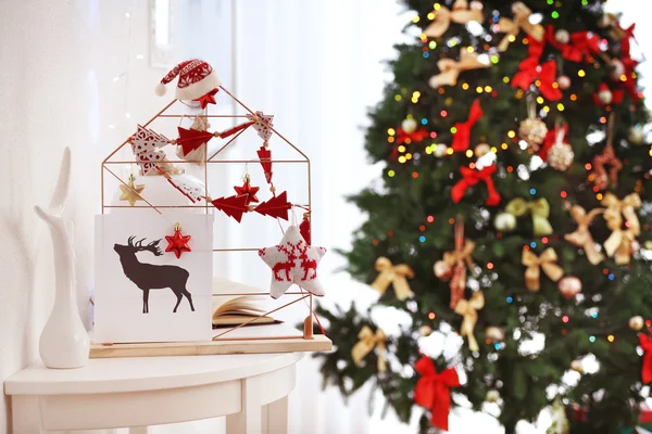 Mesa con tarjeta de Navidad y hermosa decoración, vista de cerca — Foto de Stock