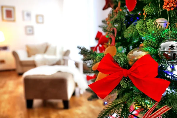 Vista da vicino dell'albero di Natale decorato su sfondo sfocato — Foto Stock