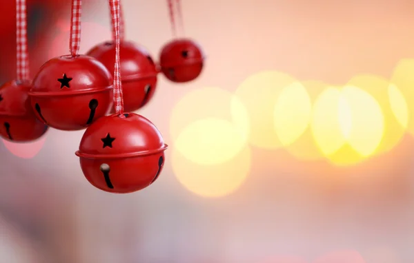 Sinos jingle em luzes de Natal borradas fundo, close-up — Fotografia de Stock