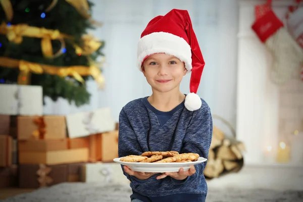 Маленький хлопчик у капелюсі Санта — стокове фото