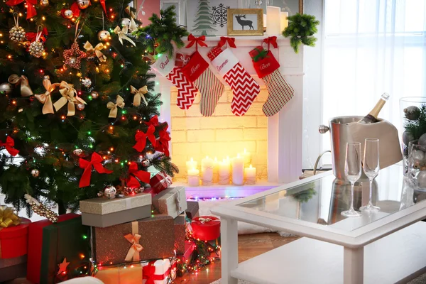 Boże Narodzenie dekoracje kominka w salonie — Zdjęcie stockowe