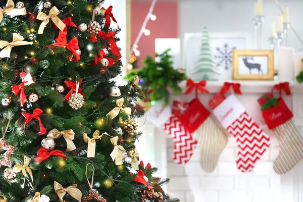 Versierde kerstboom thuis — Stockfoto