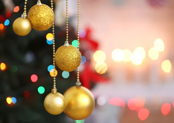 Belles boules sur fond de lumières de Noël floues, gros plan — Photo