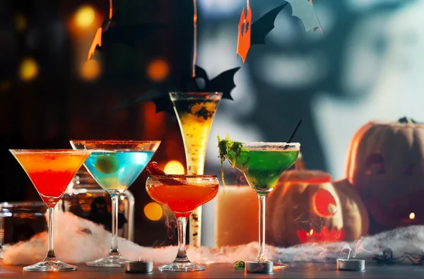 Kolorowe koktajle i wystrój na Halloween party na niewyraźne tło — Zdjęcie stockowe