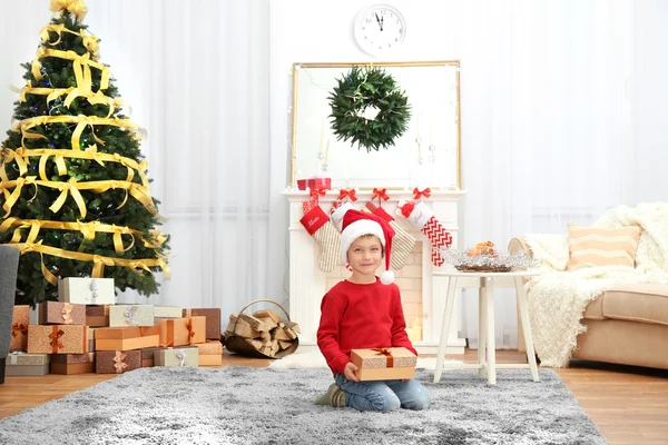 Petit garçon en chapeau de Père Noël — Photo