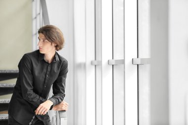 Yakışıklı genç adam. 