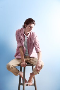 Yakışıklı genç adam. 