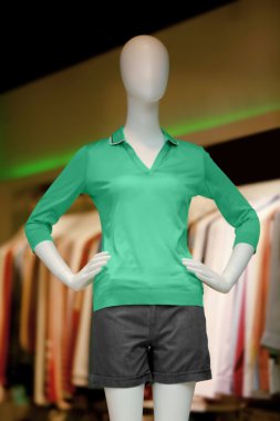 Manken vitrinler içinde