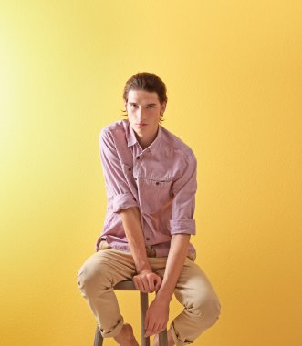 Yakışıklı genç adam. 