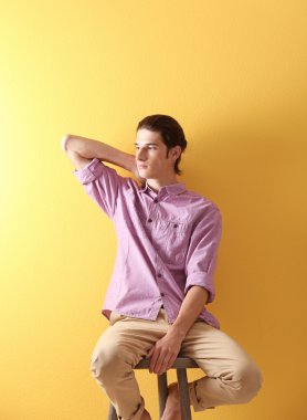 Yakışıklı genç adam. 