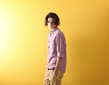 Yakışıklı genç adam. 