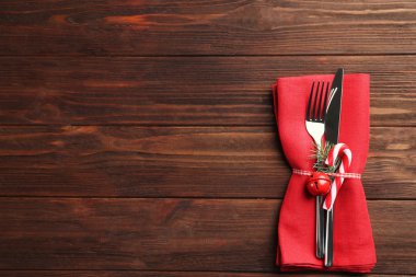 Noel yemeği için masayı hazırla.