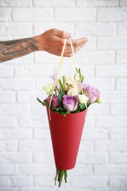 Güzel buket tutan adam  