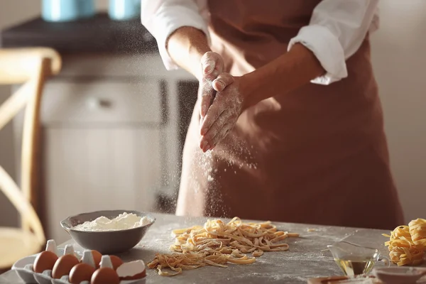 Человек готовит макароны — стоковое фото