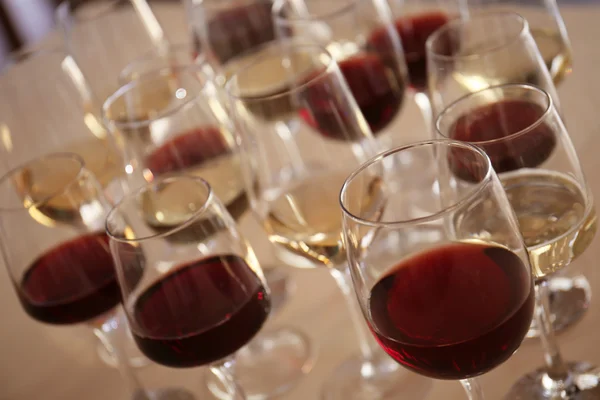 Glasses with red and white wine — Stock Photo, Image