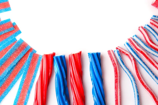 Gelée moelleuse bonbons sucrés isolés sur blanc — Photo