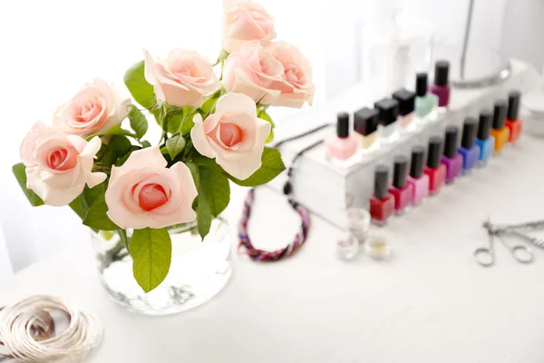 Schöne Rosen auf verschwommenem Nagelset-Hintergrund — Stockfoto