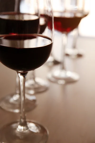 Vasos de vino tinto en la mesa en el restaurante — Foto de Stock