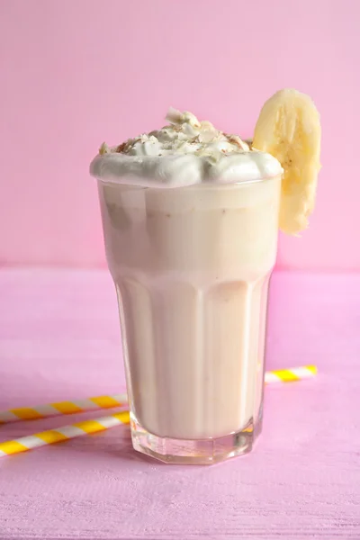 Delizioso frullato con banana su sfondo rosa — Foto Stock