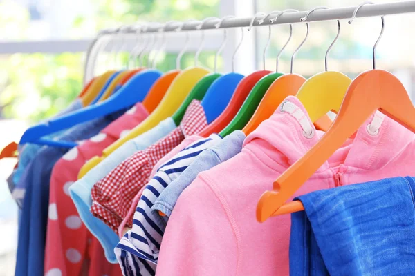 Abbigliamento appeso al rack — Foto Stock