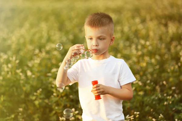 Anak kecil dengan gelembung — Stok Foto