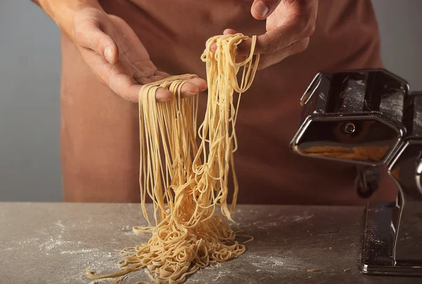 Hombre usando máquina de pasta —  Fotos de Stock