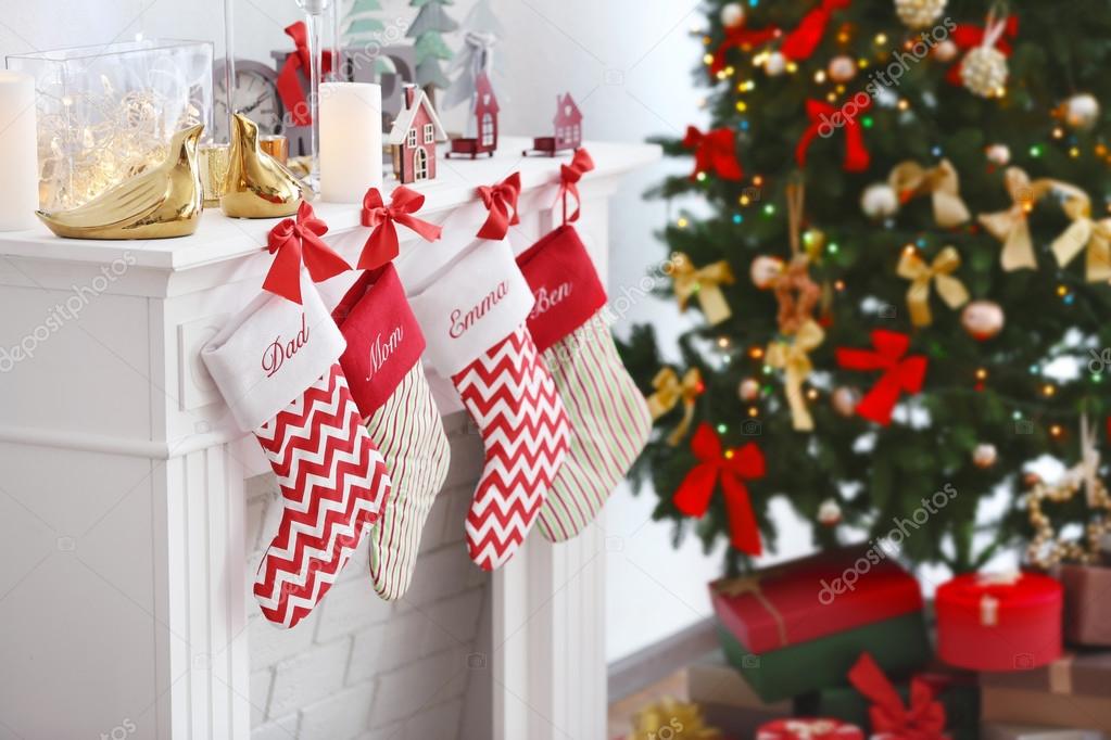 Weihnachtssocken hängen am Kamin im Innenraum — Stockfoto © belchonock