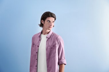 Yakışıklı genç adam. 