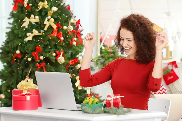 クリスマスのギフトをご注文の女性 — ストック写真