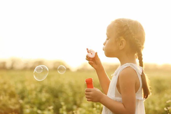 Kleines Mädchen Bläst Blasen Auf Feld Sonnigem Tag — Stockfoto