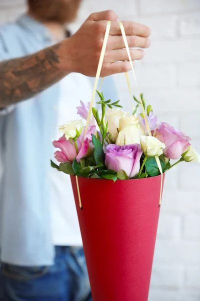 Man holding beautiful bouquet — Stock Photo, Image