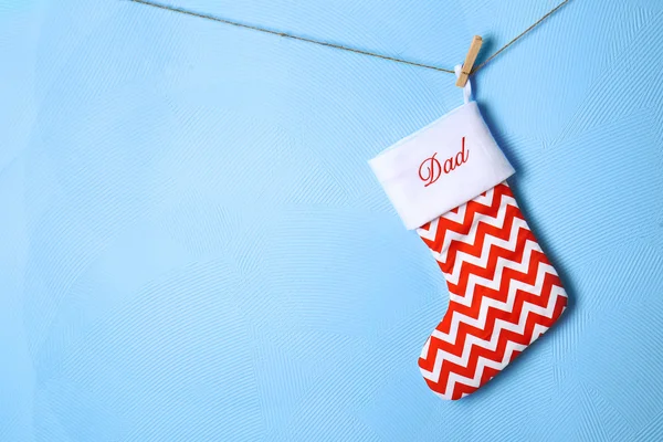 Medias de Navidad colgando sobre fondo azul —  Fotos de Stock