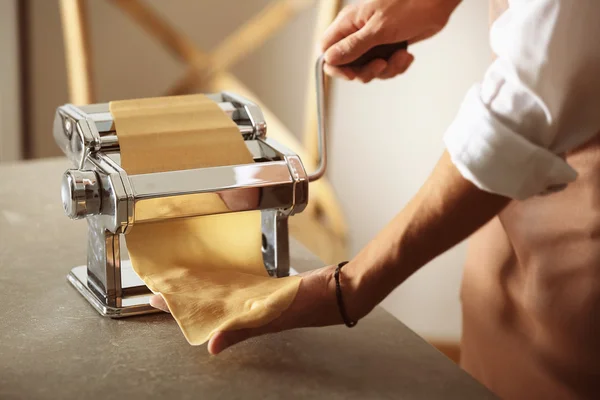 Manusia menggunakan mesin pasta — Stok Foto