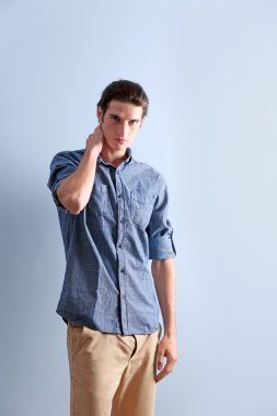 Yakışıklı genç adam. 