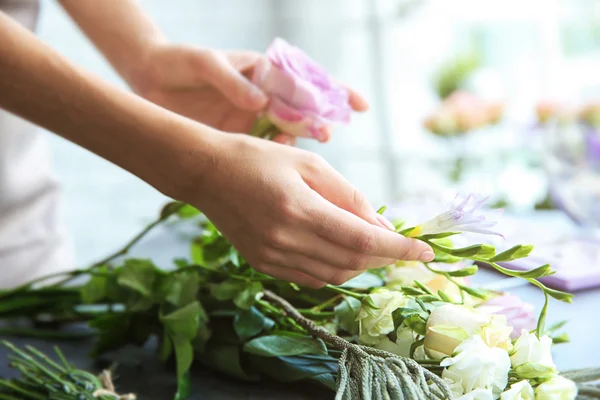 Florist with beautiful bouquet — Stockfoto