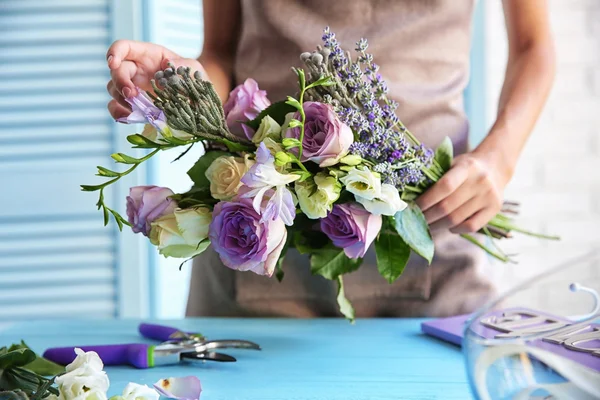 Florist with beautiful bouquet — Stock fotografie