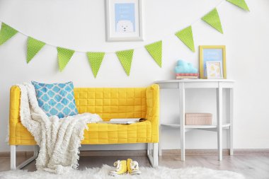 Modern oda içi sarı kanepe