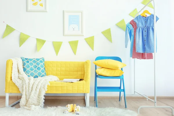 Современный интерьер с желтым диваном — стоковое фото