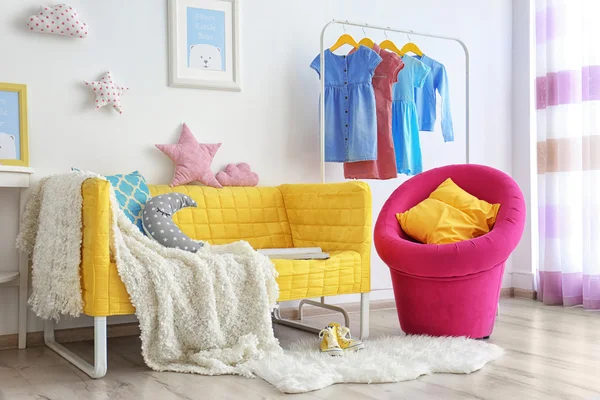 明るい家具とモダンな室内 — ストック写真