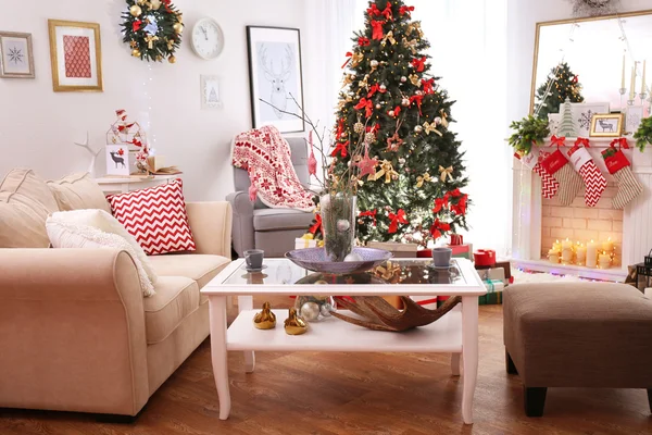 Интерьер красивой гостиной оформлен на Рождество — стоковое фото