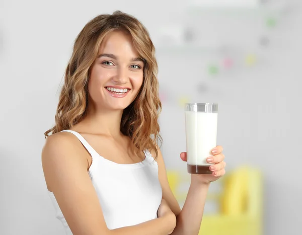 Mujer con vaso de leche —  Fotos de Stock