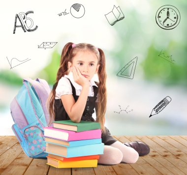 Arka plan üzerinde okul simgelerle ahşap katta oturan kitap yığını ile sevimli küçük kız